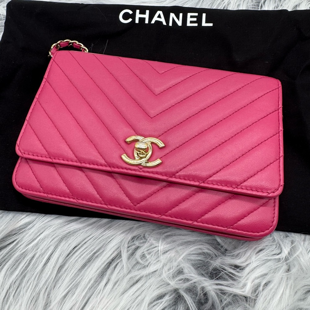 CHANEL Fuchsia Chevron Wallet on chain